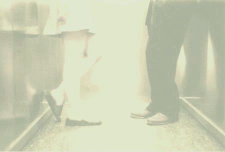 Casal no elevador